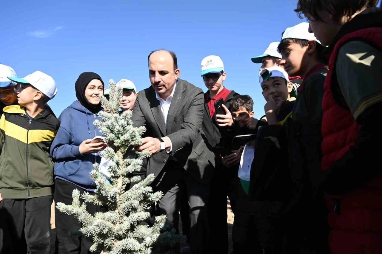 Başkan Altay &quot;Geleceğe Nefes Konya’ya Hayat&quot; programında öğrencilerle fidan dikti
