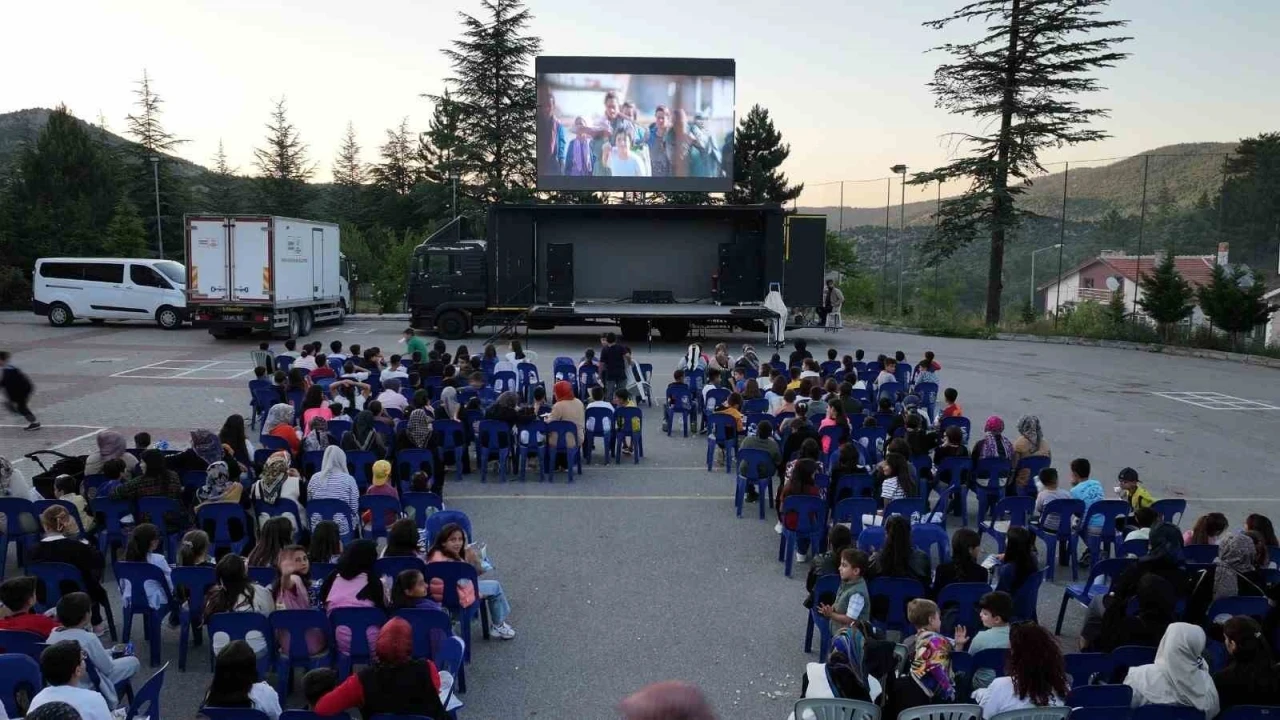 Başkan Altay: &quot;Merkeze uzak 101 mahallede sosyal hayata katkı için sinema günleri düzenliyoruz&quot;
