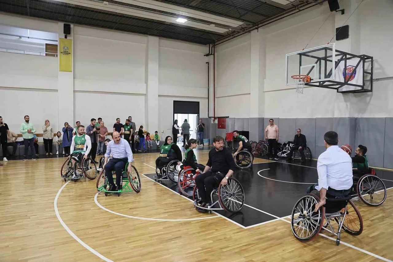 Başkan Altay tekerlekli sandalyeye oturdu, engelli basketbolcularla maç yaptı
