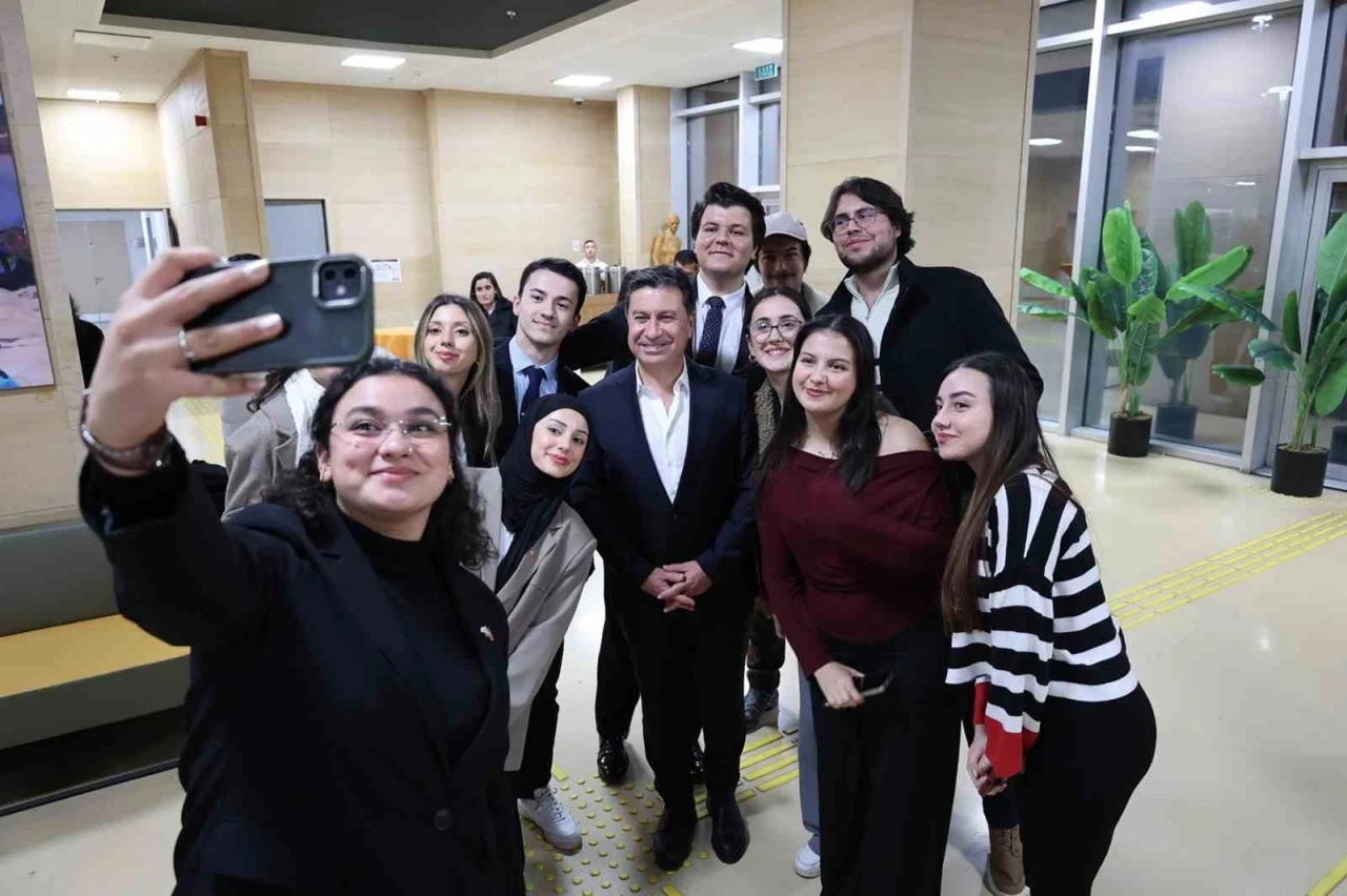 Başkan Aras: "Gen&ccedil;lerden gelen her fikri desteklemeye hazırız"
