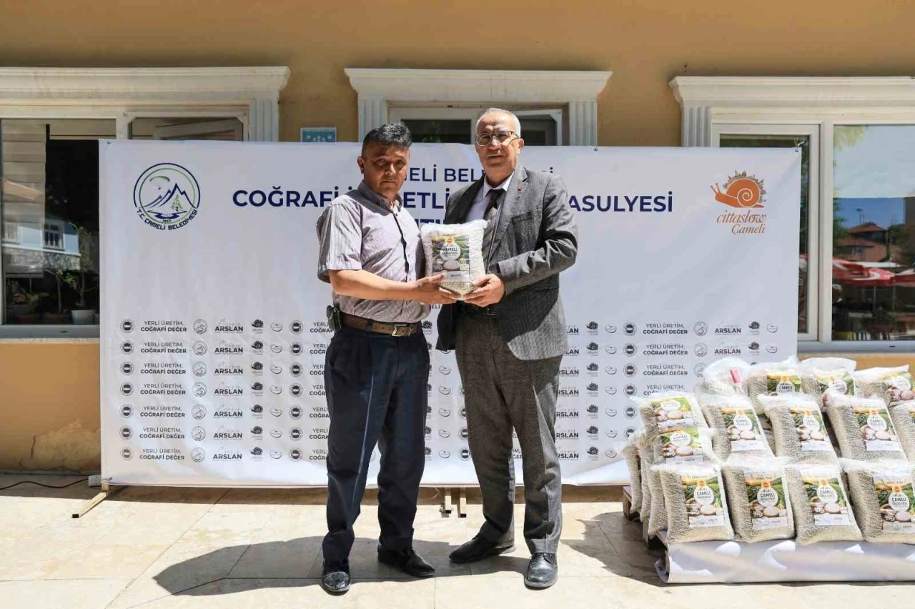 Başkan Arslan &uuml;retime destek i&ccedil;in coğrafi işaretli &Ccedil;ameli fasulyesini &ccedil;ift&ccedil;iyle buluşturdu
