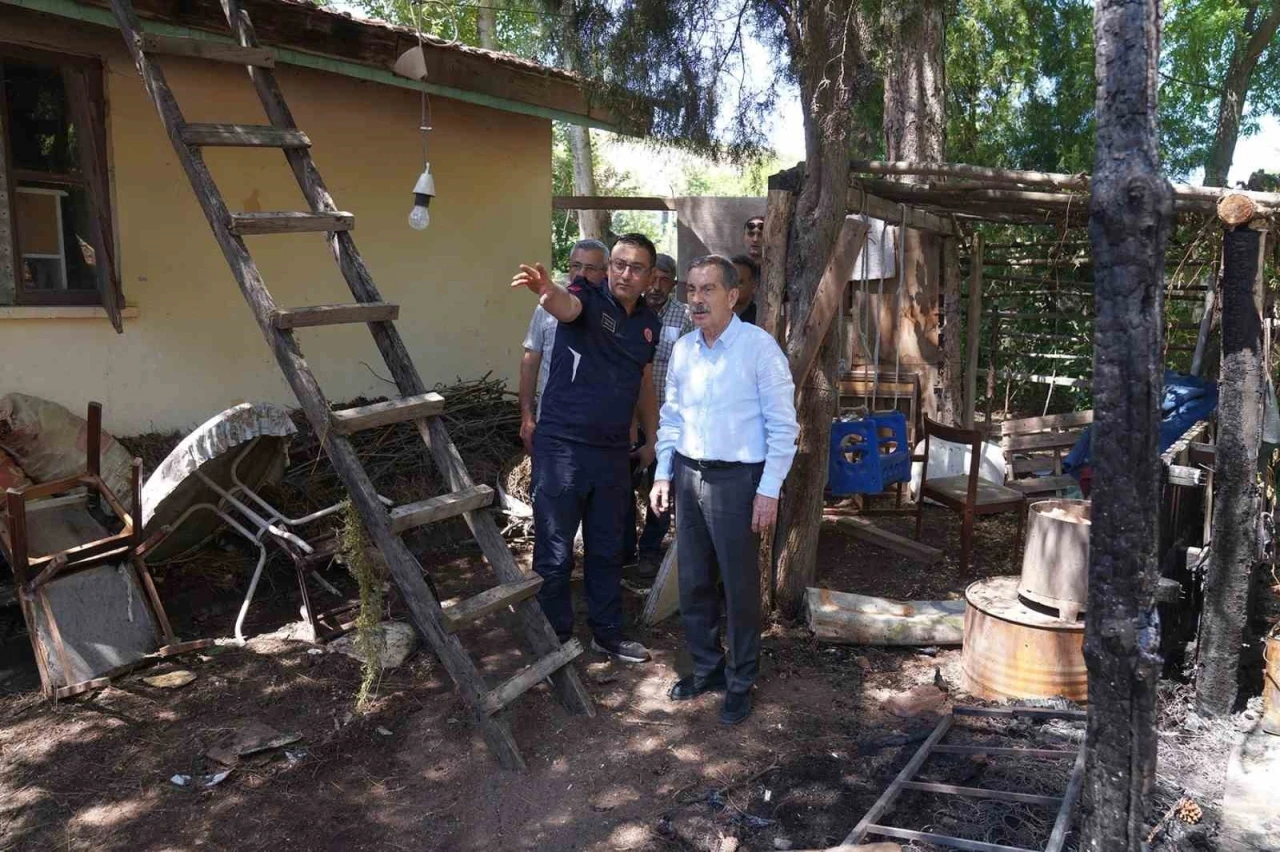 Başkan Ataç yanan evlerde incelemelerde bulundu
