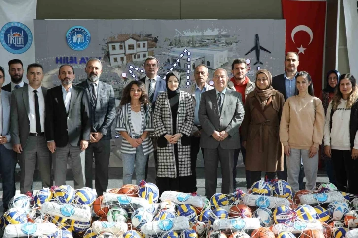 Başkan Ayık&rsquo;tan okullara spor malzemesi desteği
