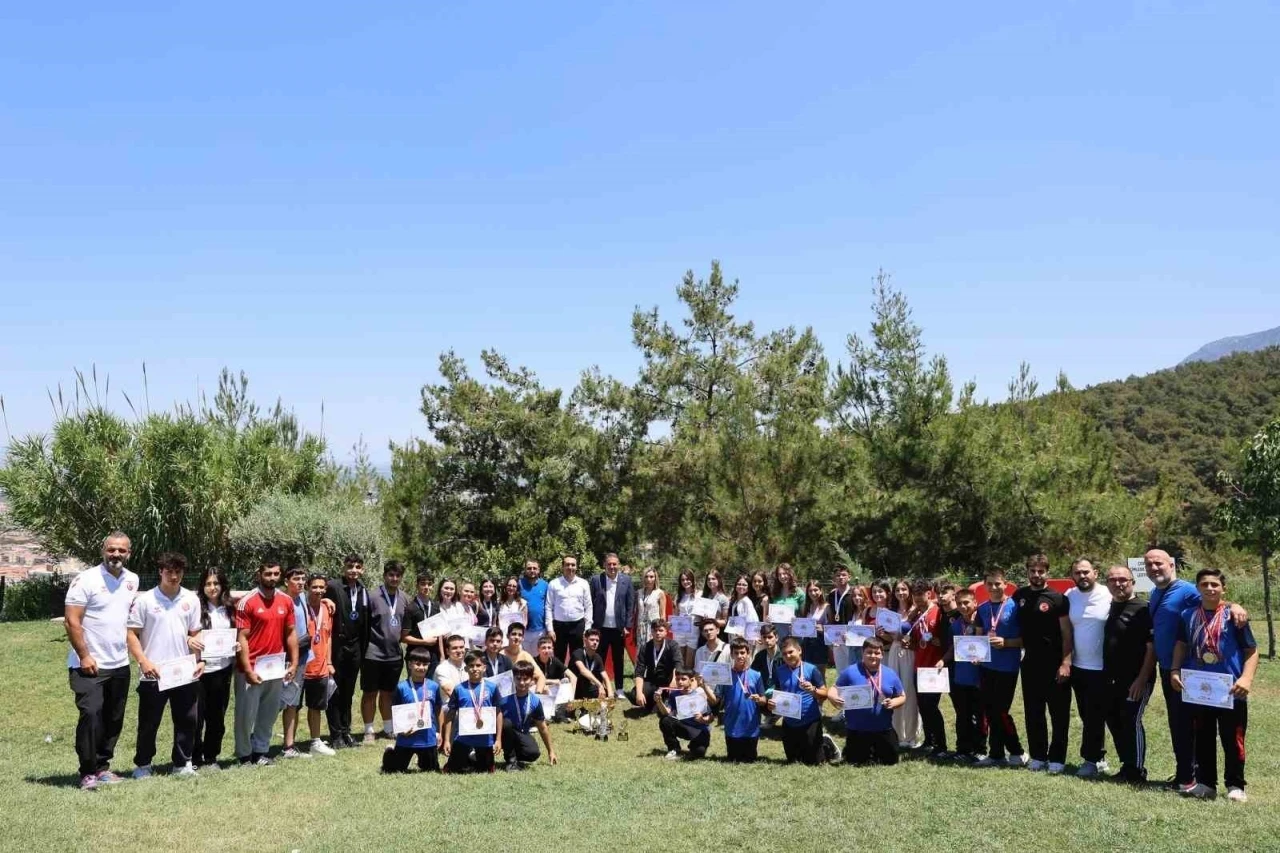 Başkan Balaban şampiyon sporcuları kutladı
