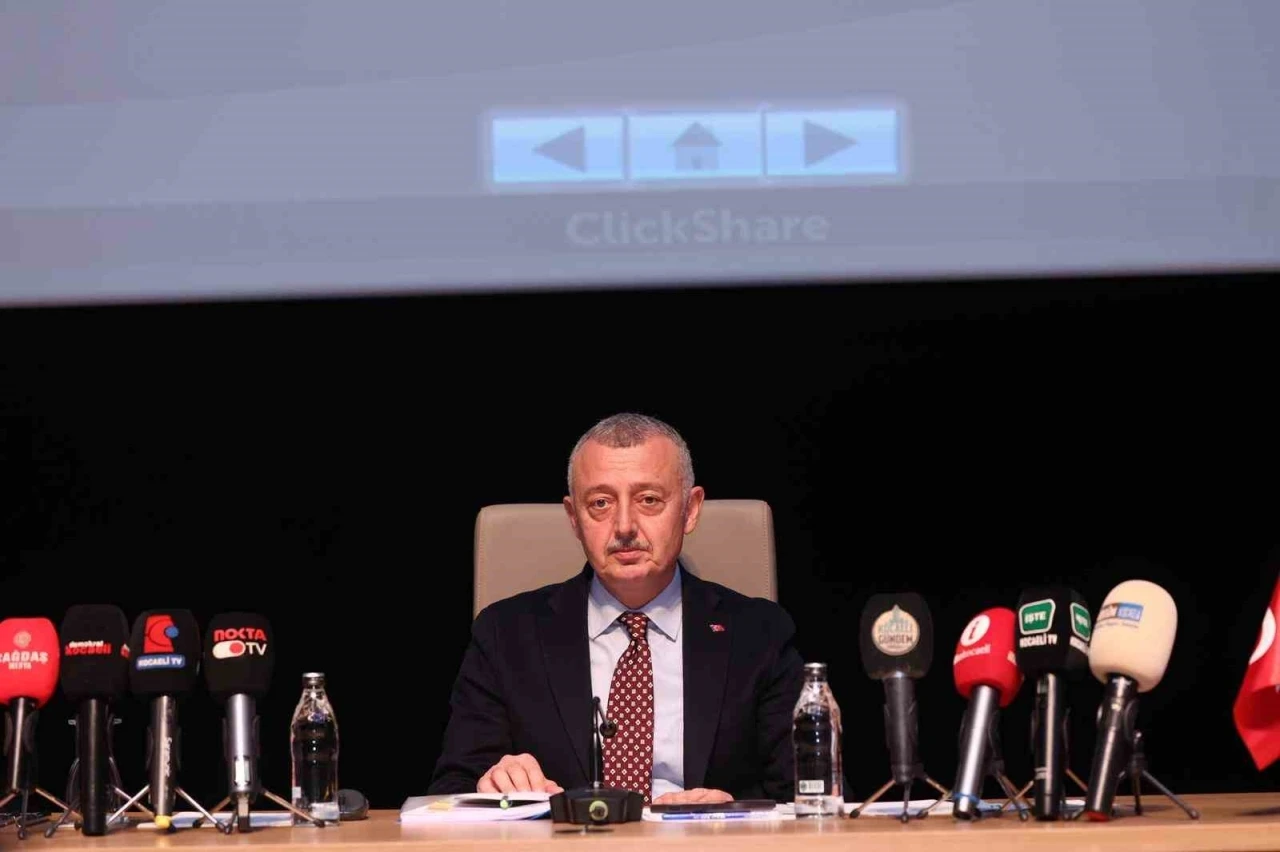 Başkan Büyükakın’dan zor soru: &quot;Küçücük kaymayı bile tespit edemeyen İzmit Belediyesi, metroyu nasıl tespit etti?&quot;
