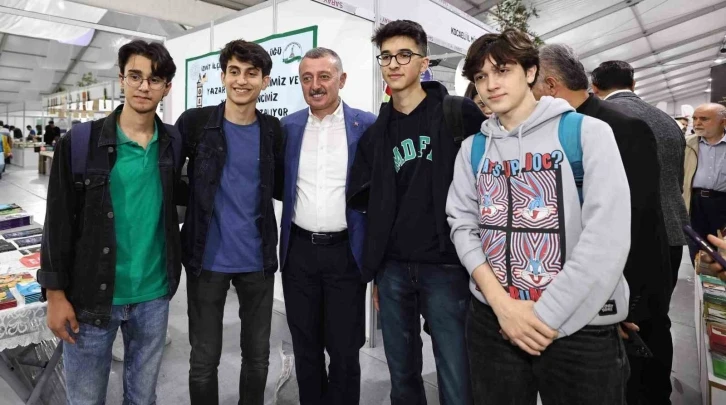 Başkan B&uuml;y&uuml;kakın: "Kitap Fuarının asıl sahibi gen&ccedil;lerimizdir"
