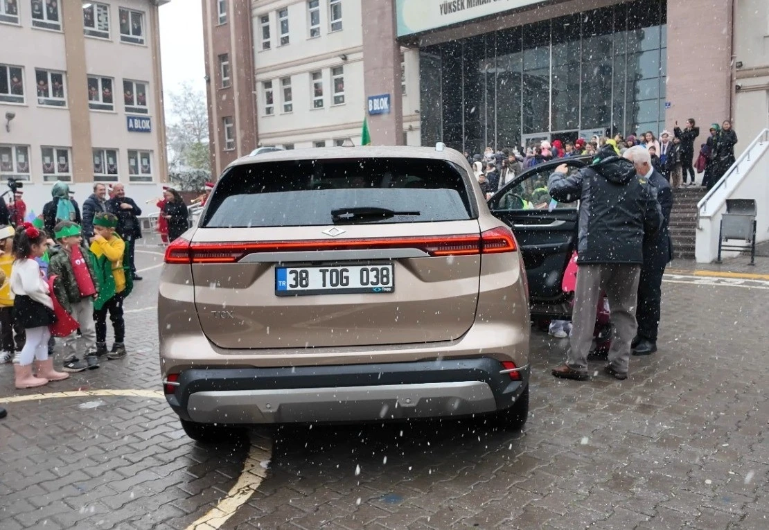 Başkan B&uuml;y&uuml;kkılı&ccedil;&rsquo;ın Togg&rsquo;u, Yerli Malı Haftası&rsquo;nda &ouml;ğrencilerle buluştu
