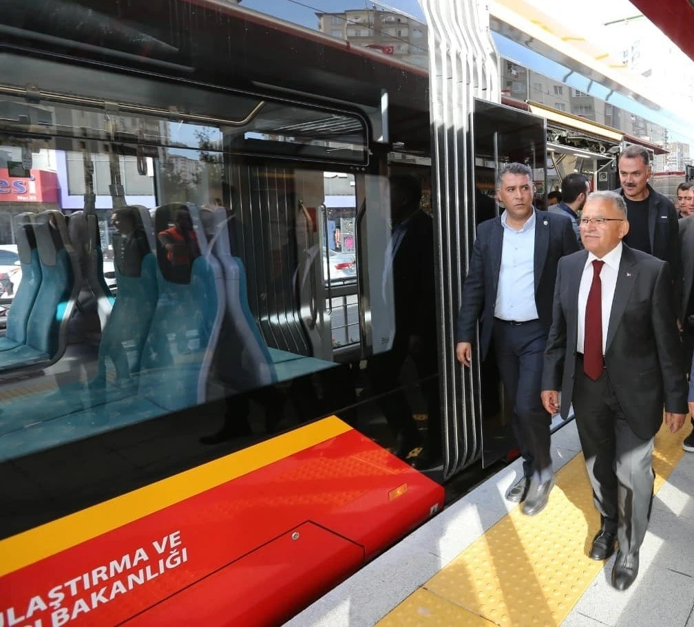 Başkan B&uuml;y&uuml;kkılı&ccedil;&rsquo;tan 1 yılda 90 saat &uuml;cretsiz tramvay hizmeti
