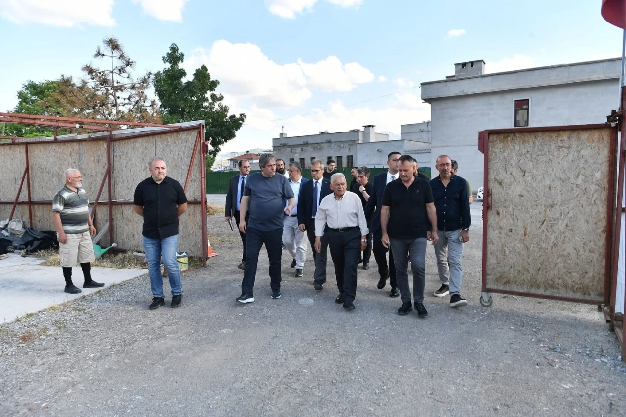 Başkan B&uuml;y&uuml;kkılı&ccedil;, Tarihi Kayseri Mahallesi&rsquo;nde 3. etap &ccedil;alışmalarını yerinde inceledi
