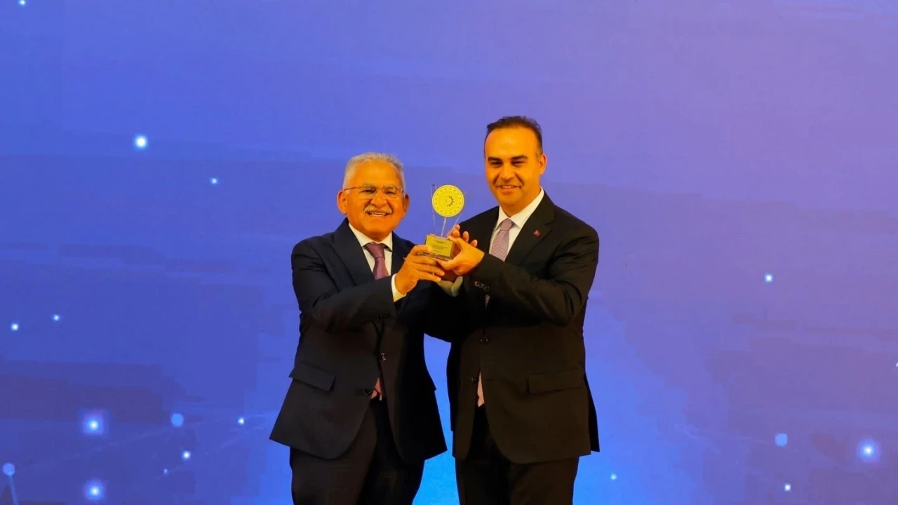 Başkan B&uuml;y&uuml;kkılı&ccedil;, T&uuml;rkiye&rsquo;de ilk olan RES projesiyle Bakan Kacır&rsquo;ın elinden &ouml;d&uuml;l aldı
