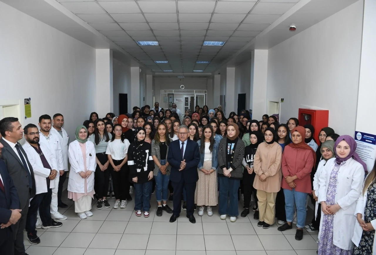 Başkan Büyükkılıç, üniversite adaylarını Kayseri’ye davet etti
