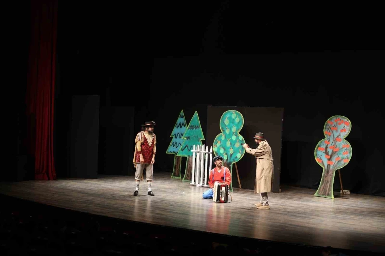 Başkan &Ccedil;er&ccedil;ioğlu, &ccedil;ocukları tiyatro ile buluşturdu
