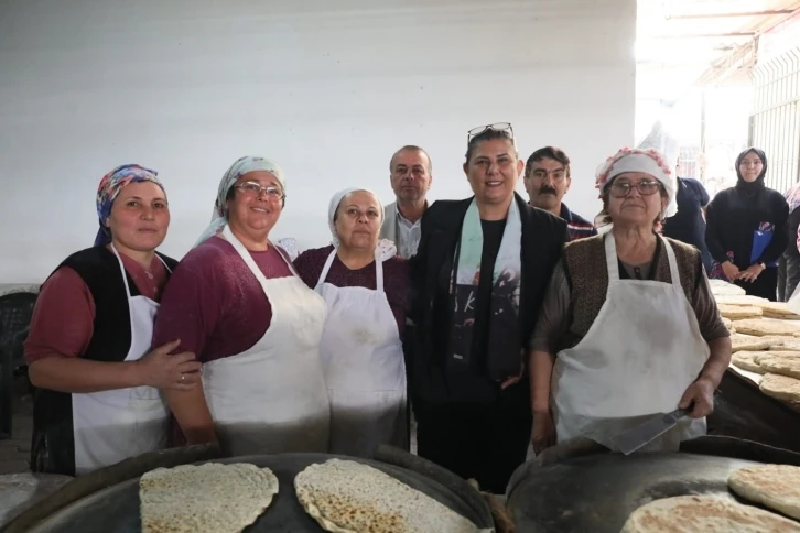 Başkan &Ccedil;er&ccedil;ioğlu İncirliova pazarında vatandaşlarla buluştu
