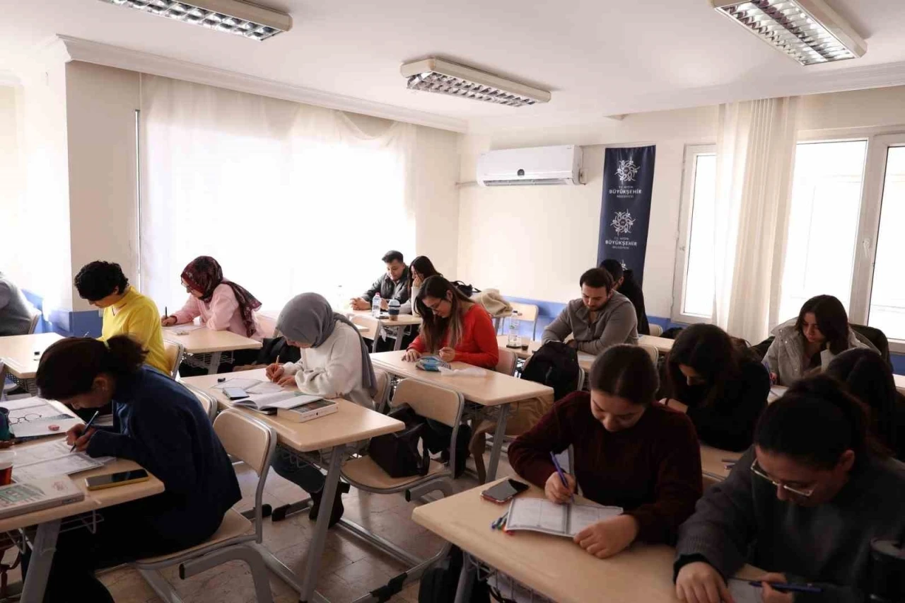 Başkan &Ccedil;er&ccedil;ioğlu, memur adaylarının yanında
