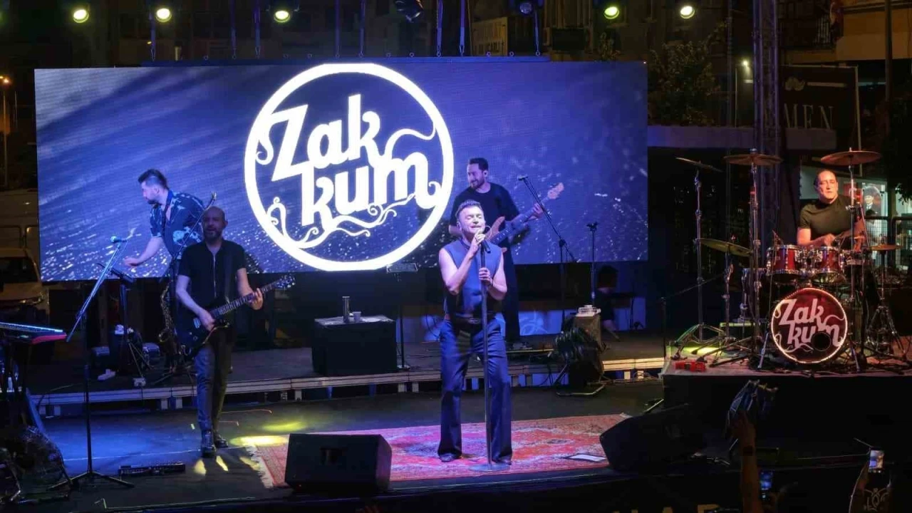 Başkan &Ccedil;er&ccedil;ioğlu&rsquo;ndan Nazilli&rsquo;de yaz konseri
