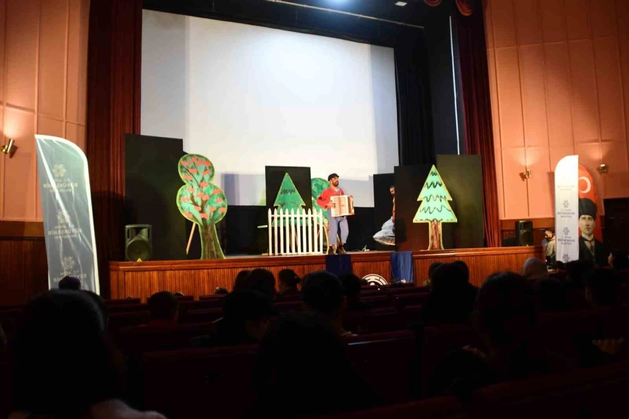 Başkan &Ccedil;er&ccedil;ioğlu S&ouml;keli &ccedil;ocukları tiyatro ile buluşturdu
