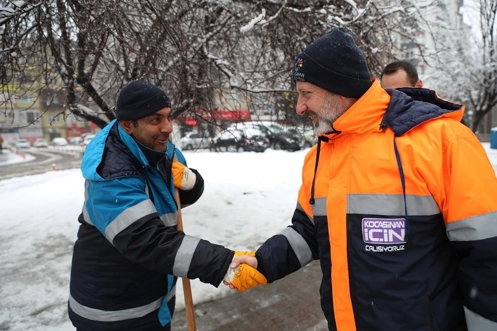 Başkan &Ccedil;olakbayrakdar: "Bereketle gelen kar yağışına karşı &ccedil;alışmalar aralıksız s&uuml;r&uuml;yor"
