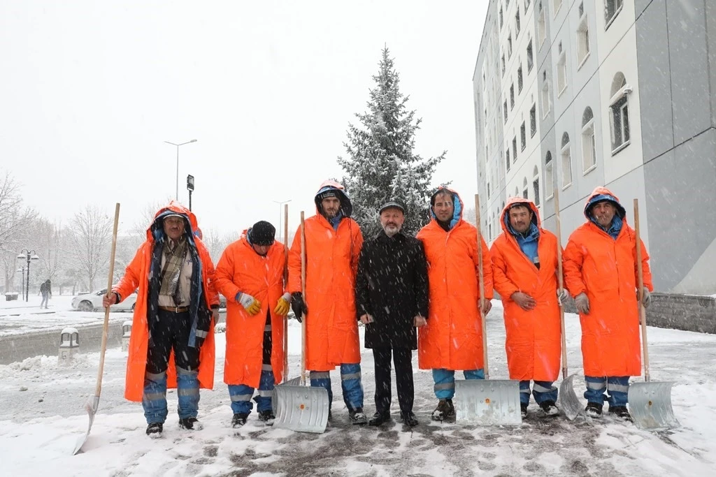 Başkan &Ccedil;olakbayrakdar: "Gece g&uuml;nd&uuml;z demeden merkez ve kırsalda kar temizliği devam ediyor"
