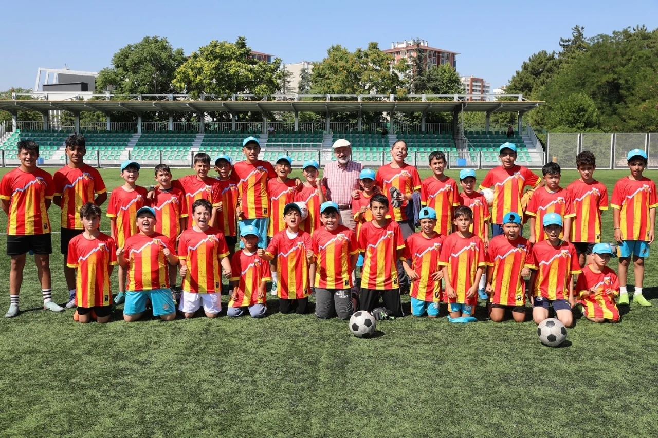 Başkan Çolakbayrakdar yaz okullarında çocuklarla buluştu
