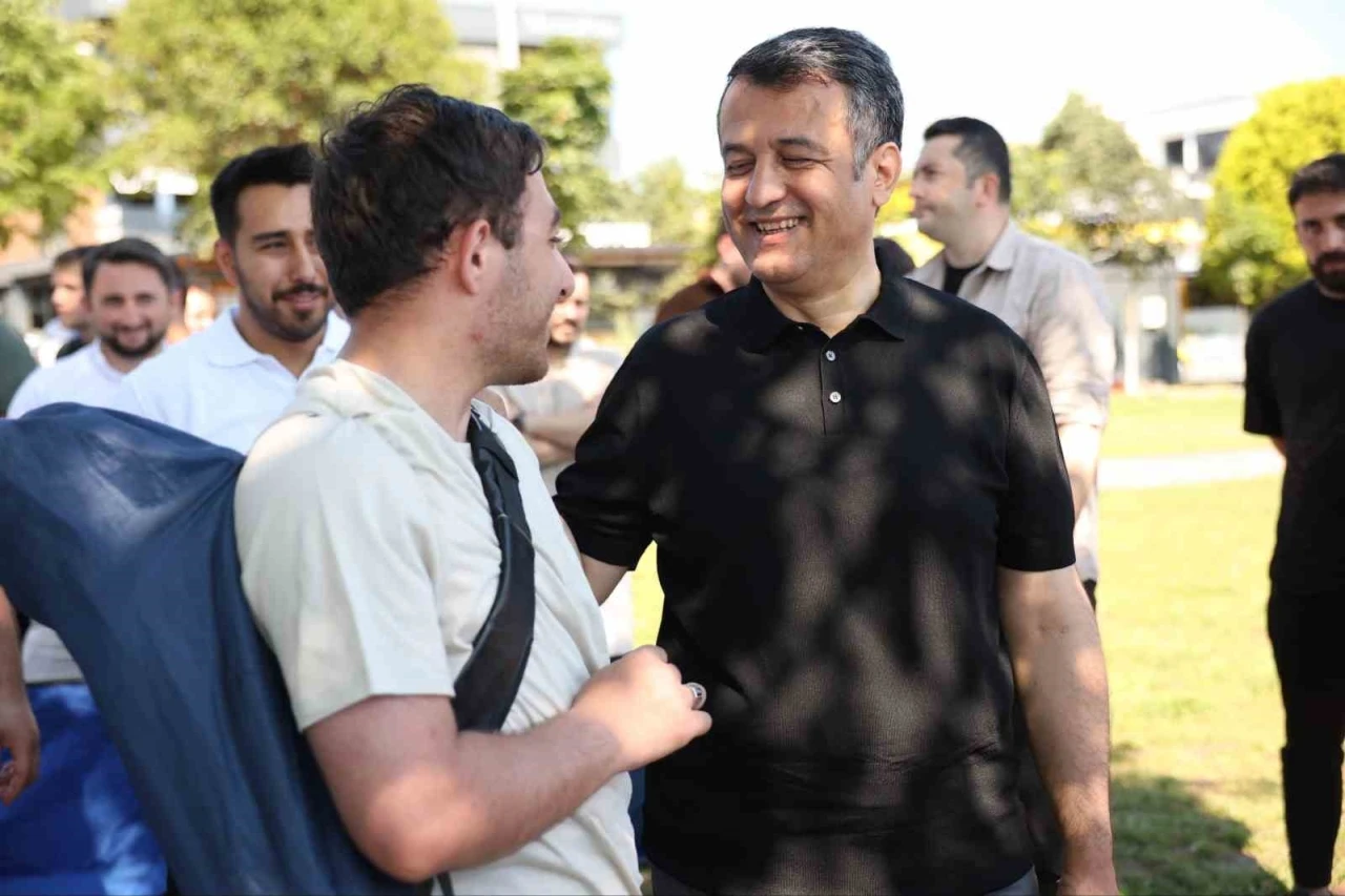 Başkan Doğan gen&ccedil;lerle buluştu: Petek Gen&ccedil;&rsquo;te samimi sohbet
