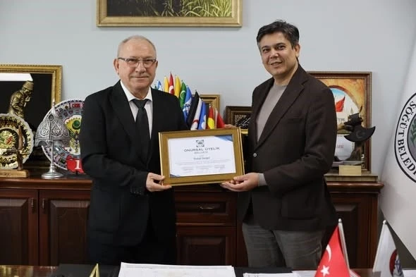 Başkan Durgut’a onursal üyelik plaketi
