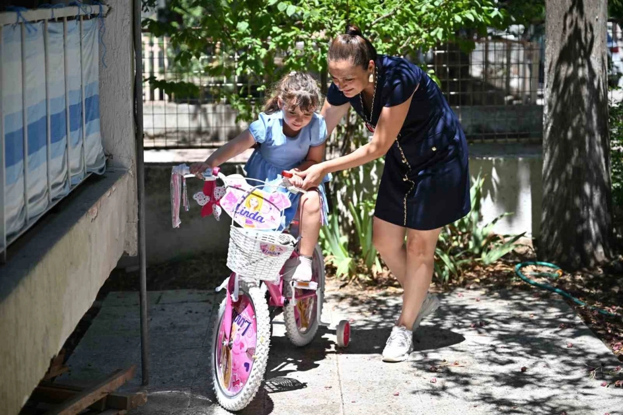 Başkan Dutlulu, minik Mina&rsquo;nın bisiklet hayalini ger&ccedil;ekleştirdi
