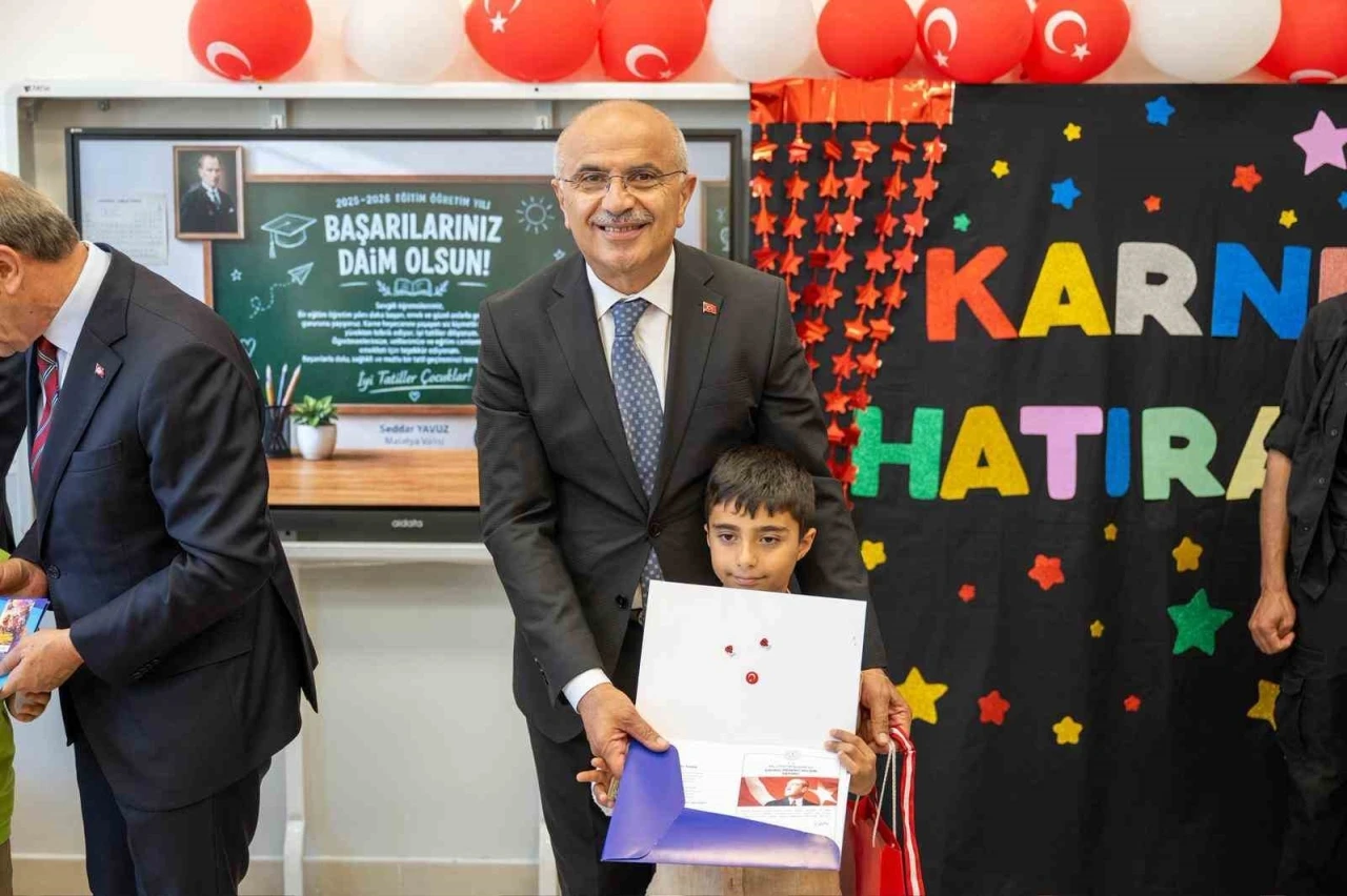 Başkan Er &ouml;ğrencilerin karne heyecanına ortak oldu
