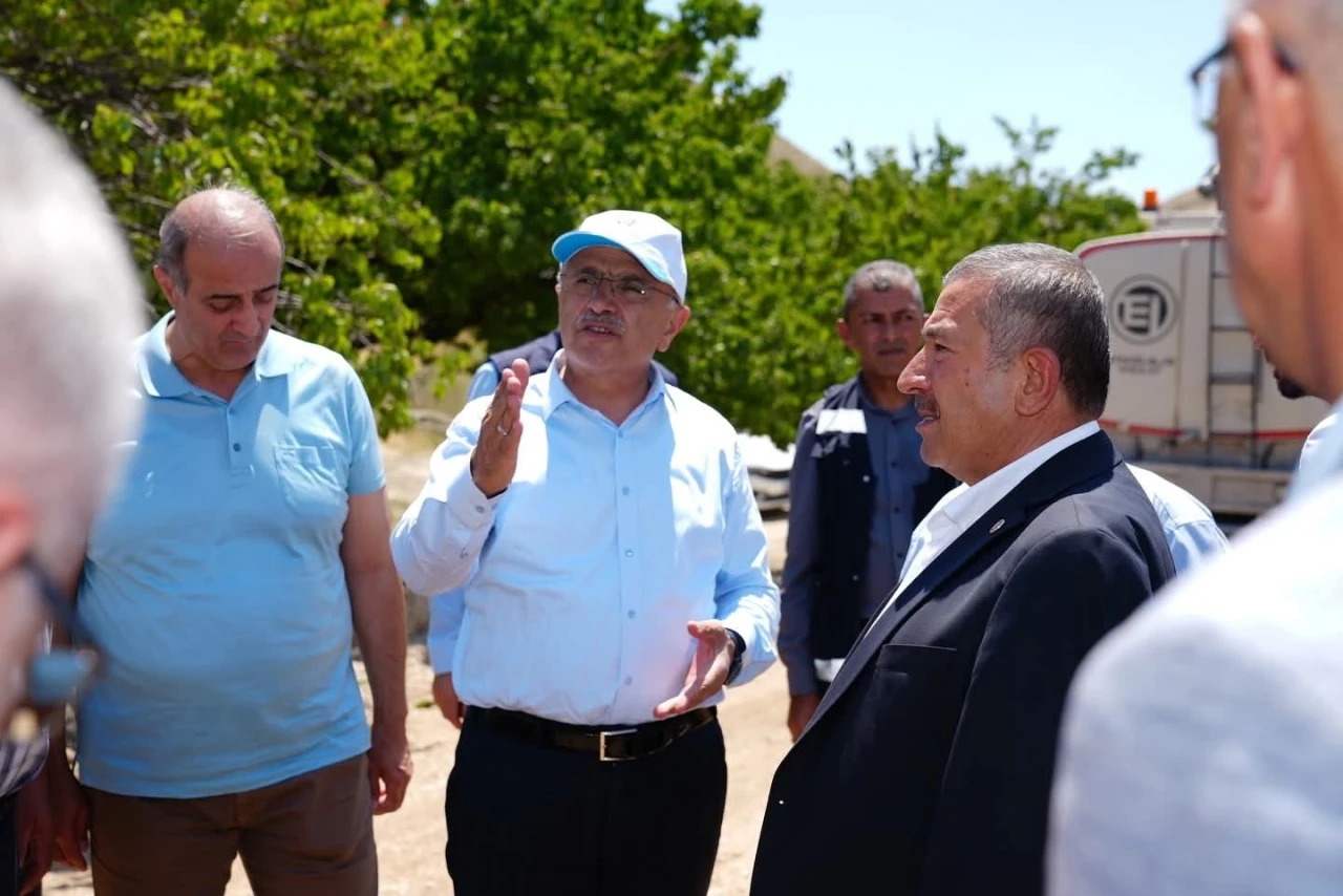 Başkan Er ve Bozkurt, Darende&rsquo;de yol &ccedil;alışmalarını inceledi
