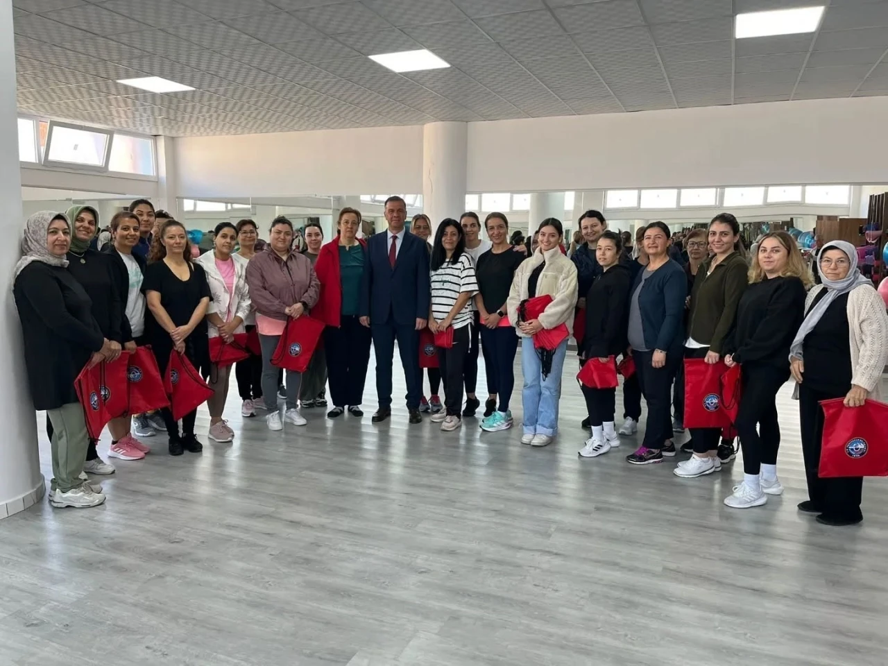 Başkan Ercan’dan sabah sporuna katılan kadınlara sürpriz hediye
