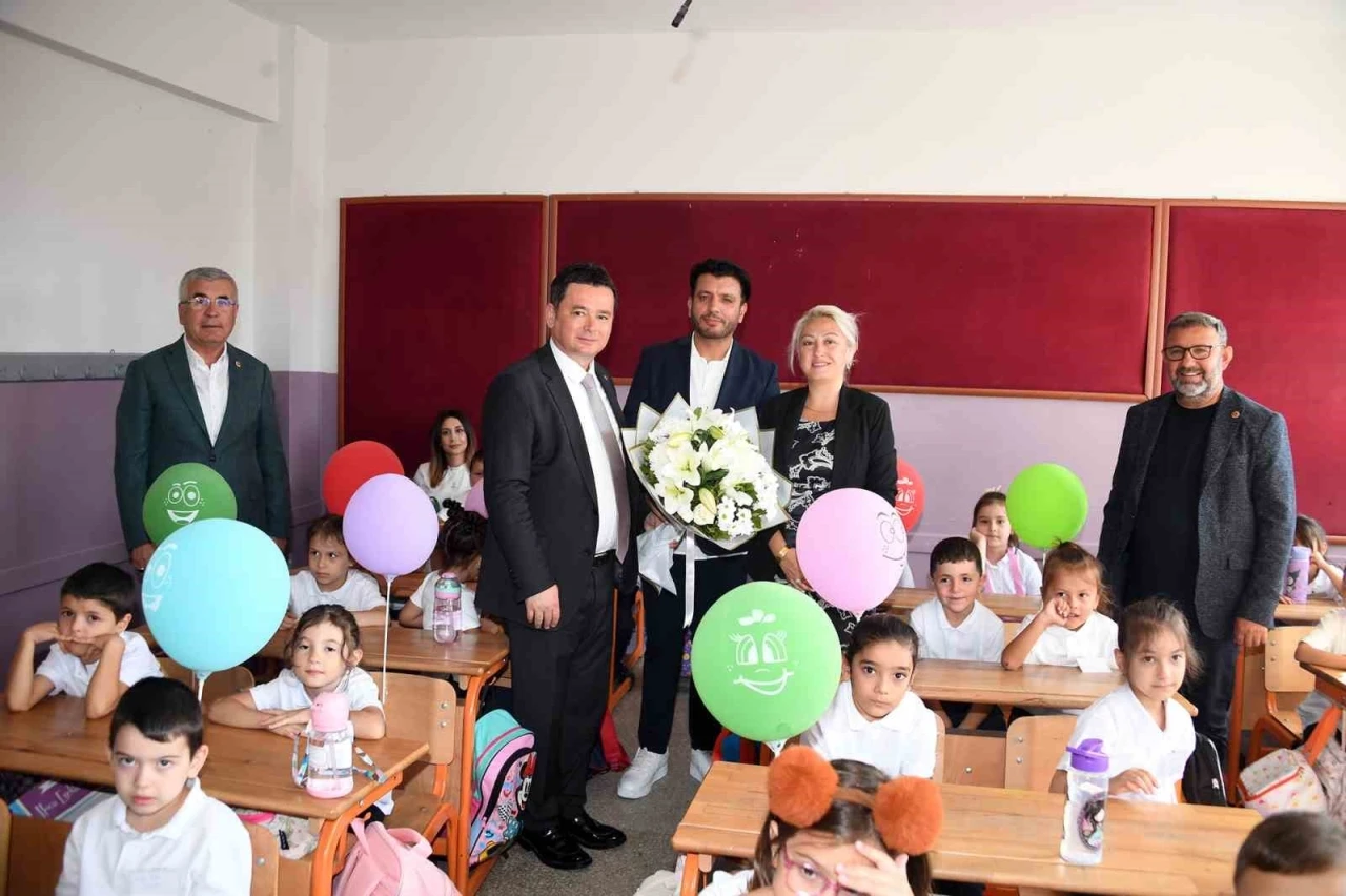 Başkan Erkan Aydın’dan öğrencilere ilk ders sürprizi
