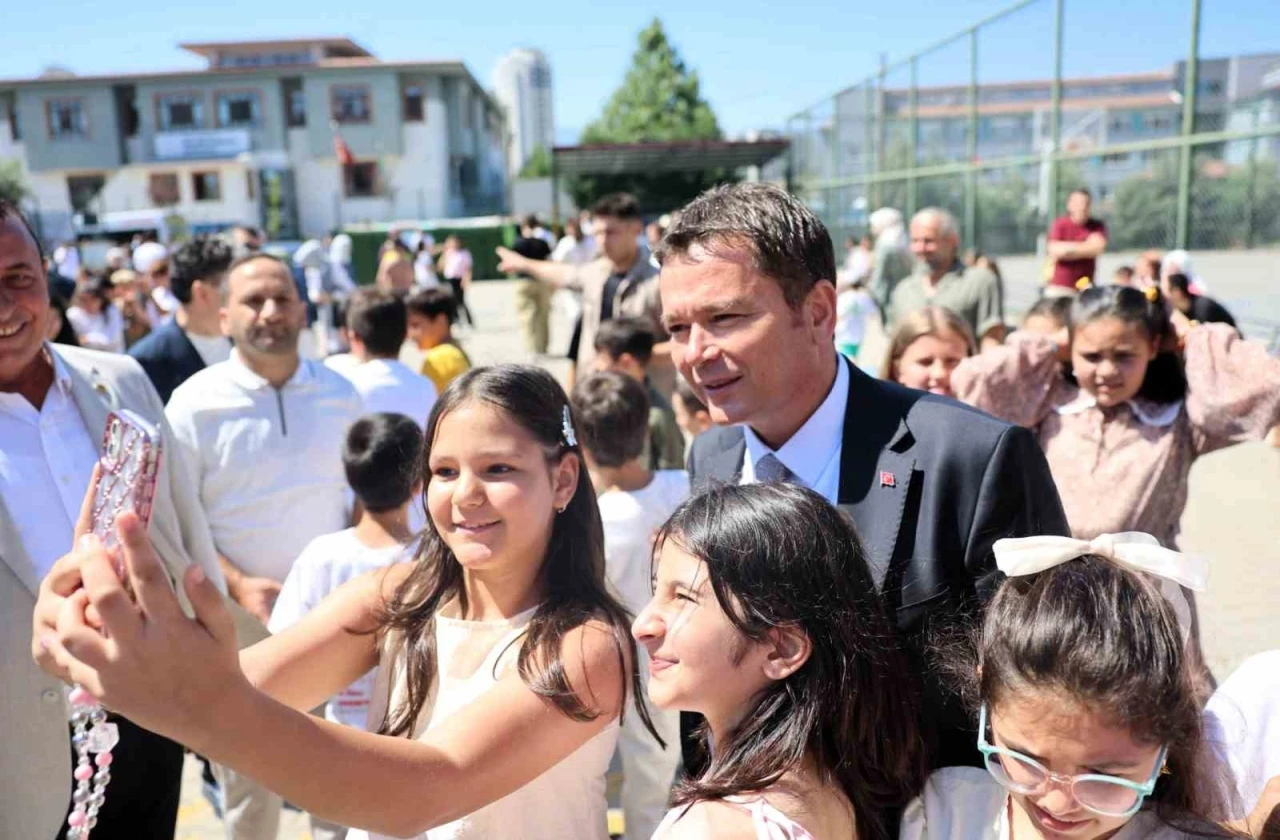 Başkan Erkan Aydın &ouml;ğrencilere karnelerini verdi
