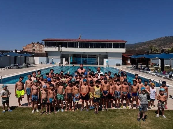 Başkan Erol yüzme kursuna katılan çocukların ilk gün heyecanına ortak oldu
