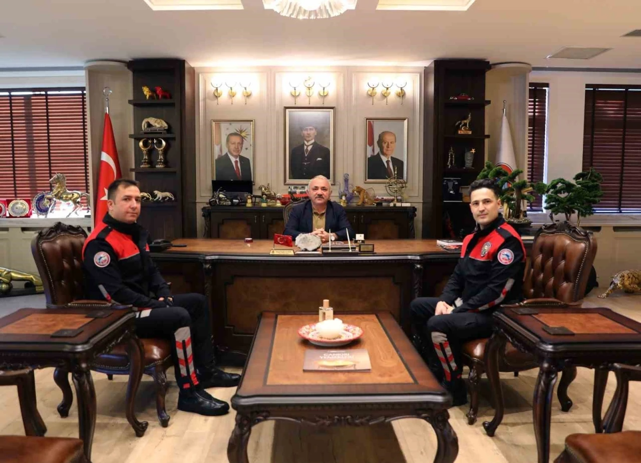 Başkan Esen, heimlich manevrasıyla hayat kurtaran polis memurlarını tebrik etti
