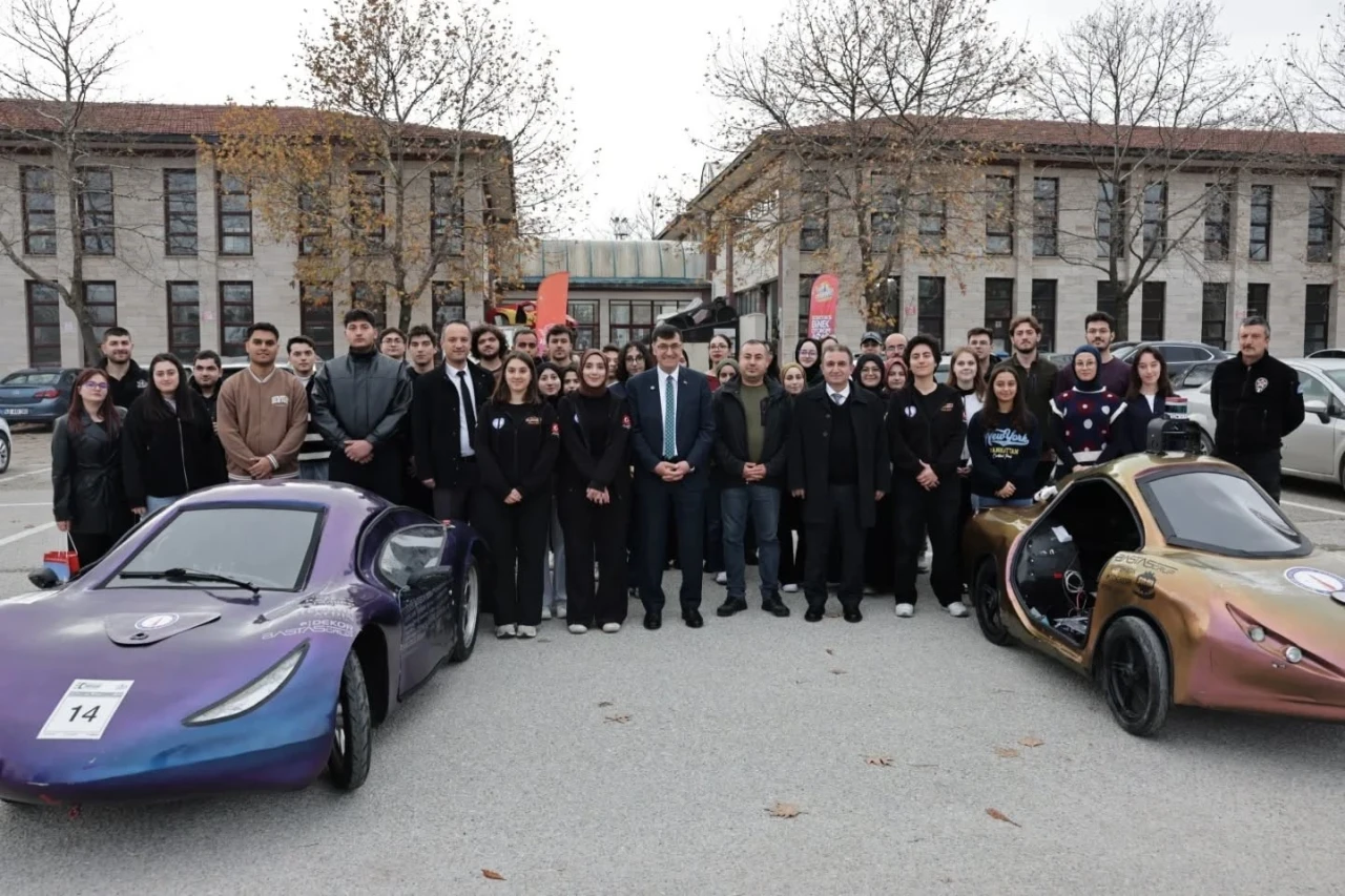 Başkan Eyüp Kahveci’den DPÜ’nün alternatif enerjili araç ekibine ziyaret
