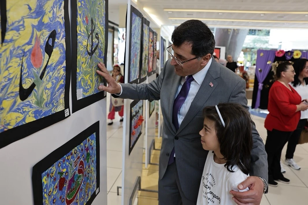 Başkan Eyüp Kahveci, minik sanatçıların ebru sergisine katıldı

