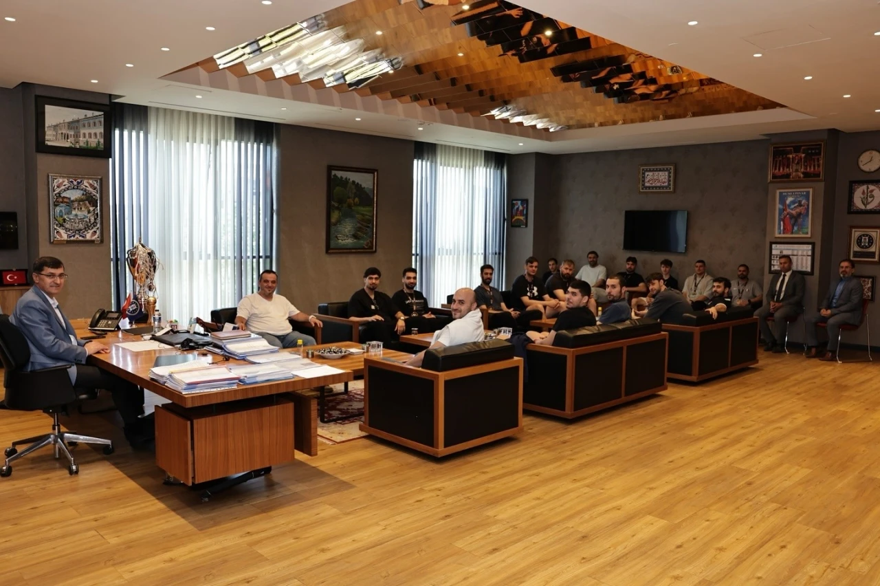 Başkan Eyüp Kahveci, Şampiyon Kütahya Belediyespor Basketbol Takımını makamında ağırladı
