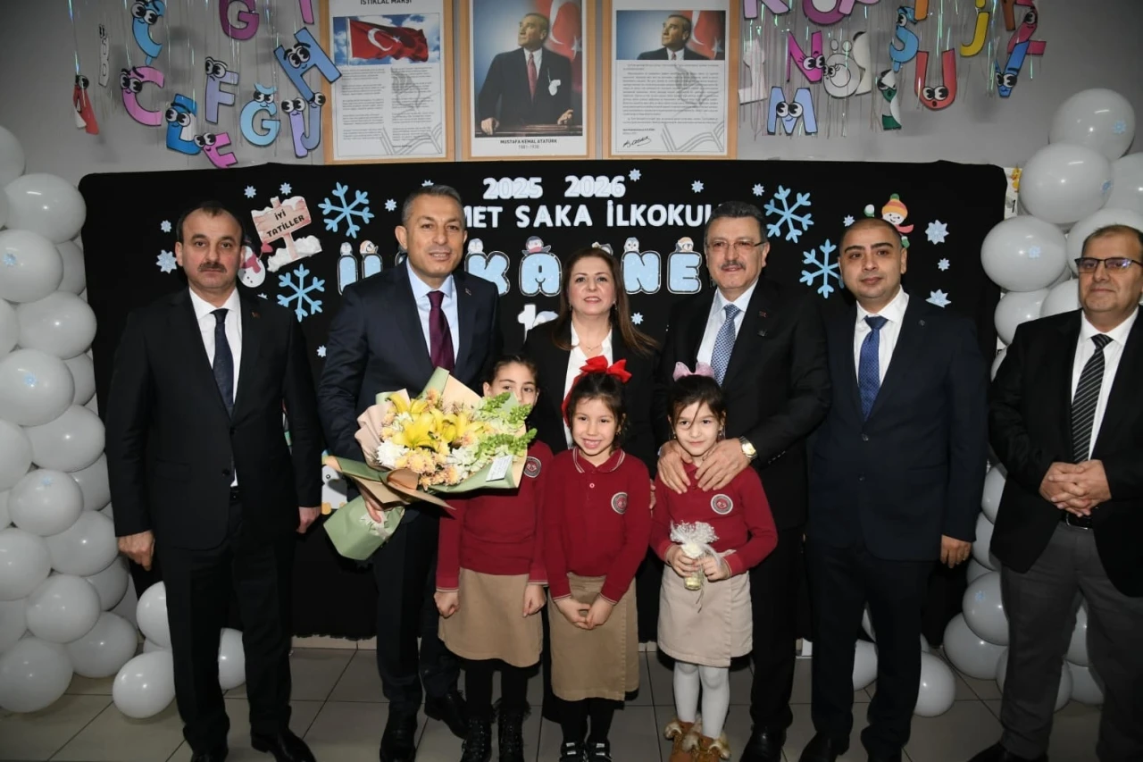 Başkan Gen&ccedil;, &ouml;ğrencilerin karne heyecanına ortak oldu
