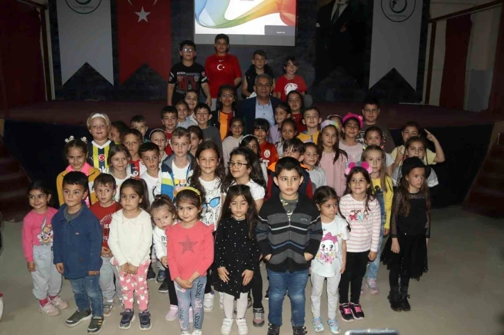 Başkan Hakan sinema etkinliğinde &ccedil;ocuklarla oyunlar oynadı
