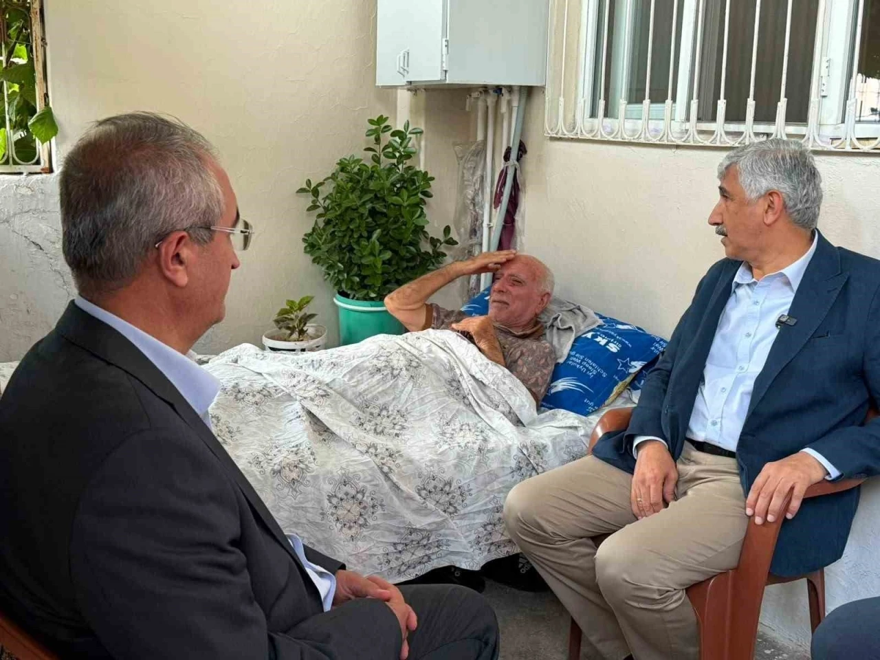 Başkan Halla&ccedil;&rsquo;tan Babalar G&uuml;n&uuml;&rsquo;nde g&ouml;n&uuml;llere dokunan ziyaretler
