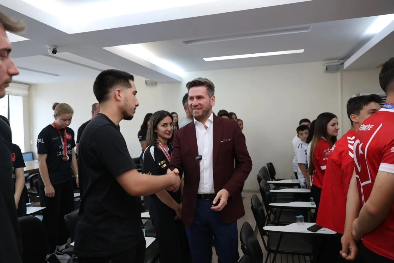 Başkan Kadir Tatık, Tavas&rsquo;ın gururlandıran şampiyonları ağırladı

