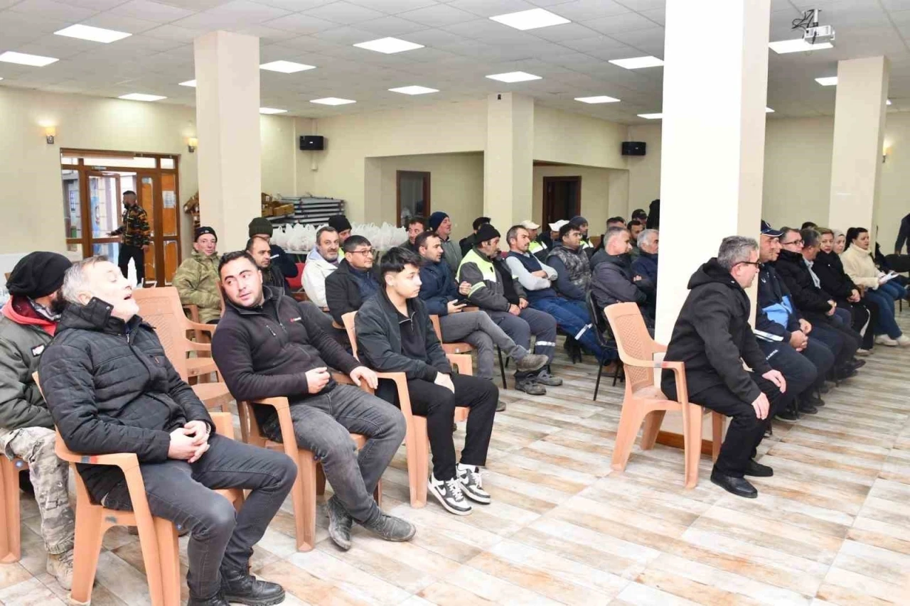 Başkan Karabacak&rsquo;tan personele yeni yıl kutlaması ve yılbaşı hediyesi
