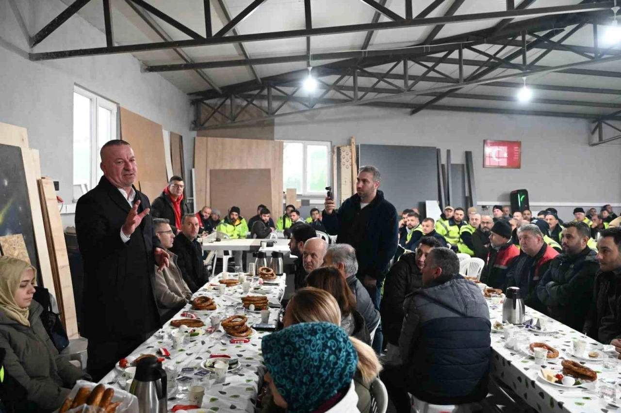 Başkan Karabatı, emek&ccedil;ileri kahvaltıda ağırladı
