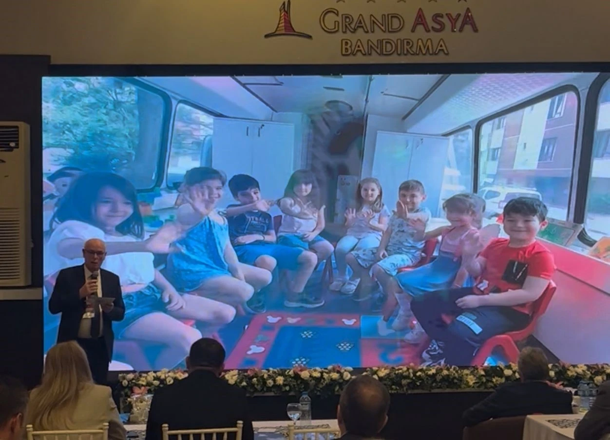 Başkan Kazım Kurt CHP’li belediye başkanlarına &quot;Gezici Oyunevi ve Kreş&quot; projelerini anlattı

