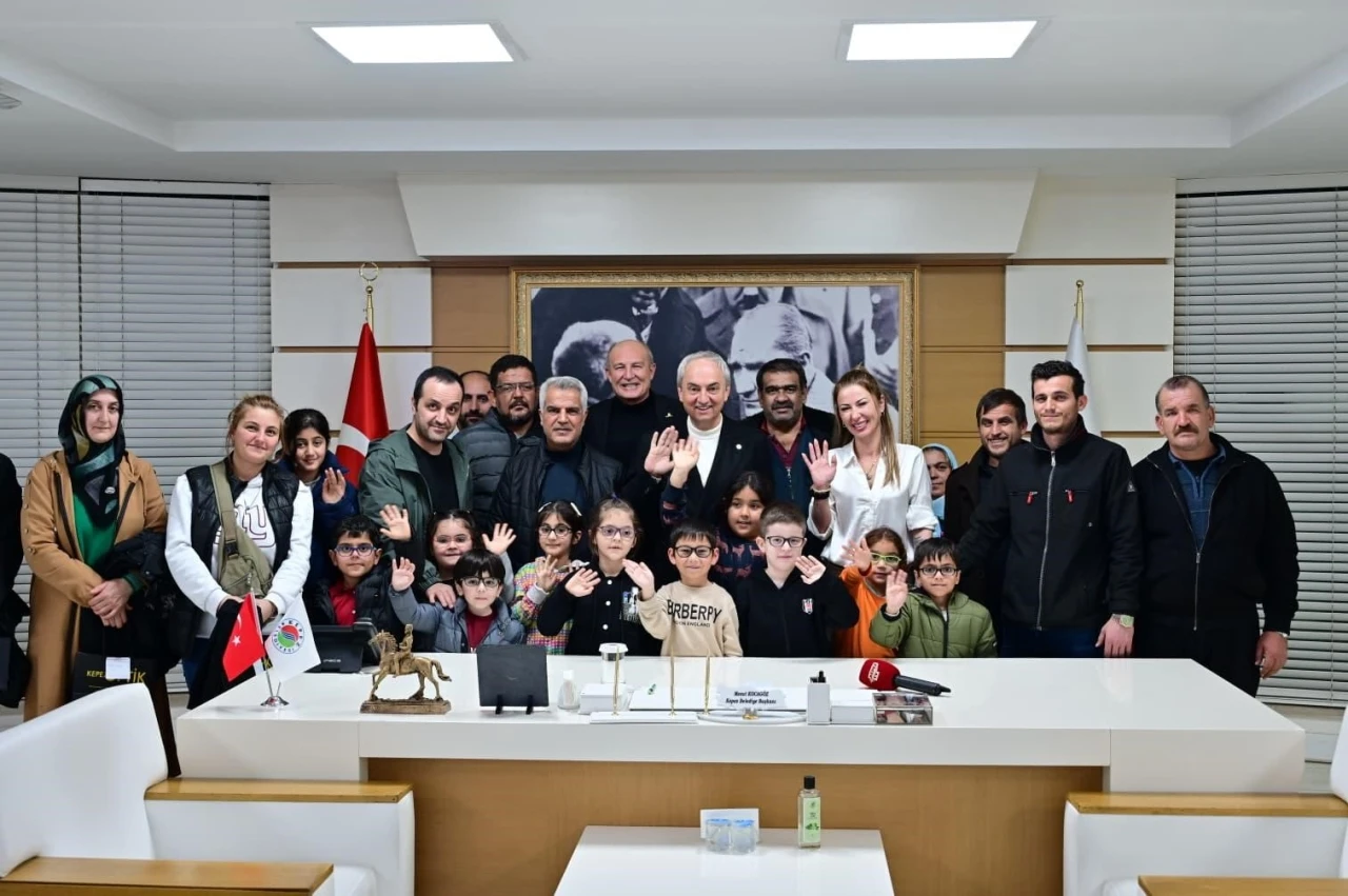 Başkan Kocag&ouml;z, g&ouml;rme sorunu olan &ouml;ğrencilere g&ouml;zl&uuml;klerini teslim etti
