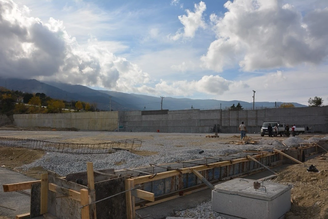 Başkan Kumral devam eden sosyal tesis ve spor sahası projelerini yerinde inceledi
