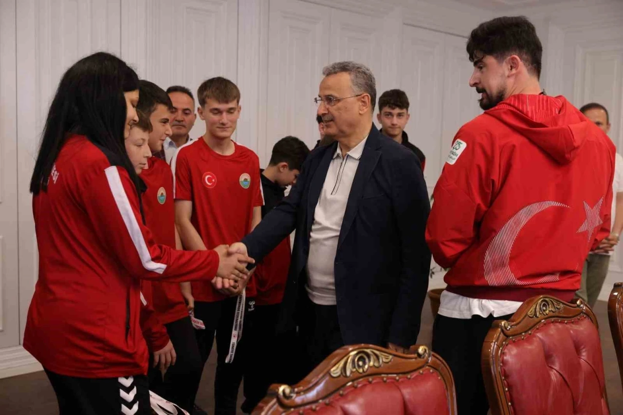 Başkan Kurnaz: "Avrupa &uuml;&ccedil;&uuml;nc&uuml;s&uuml; olan sporcumuz bizleri gururlandırdı"
