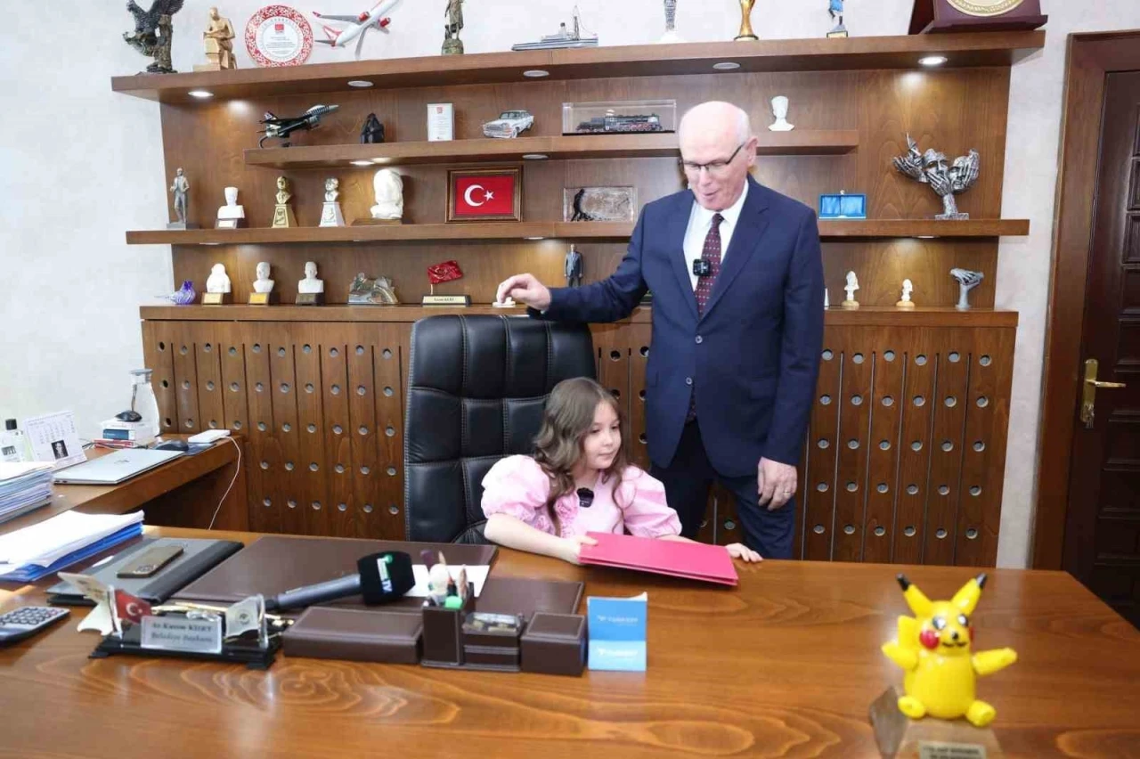 Başkan Kurt makamını çocuklara emanet etti
