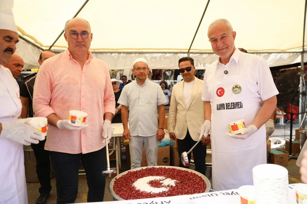 Başkan &Ouml;z&ccedil;elik kazanın başına ge&ccedil;ip vatandaşlara aşure ikram etti
