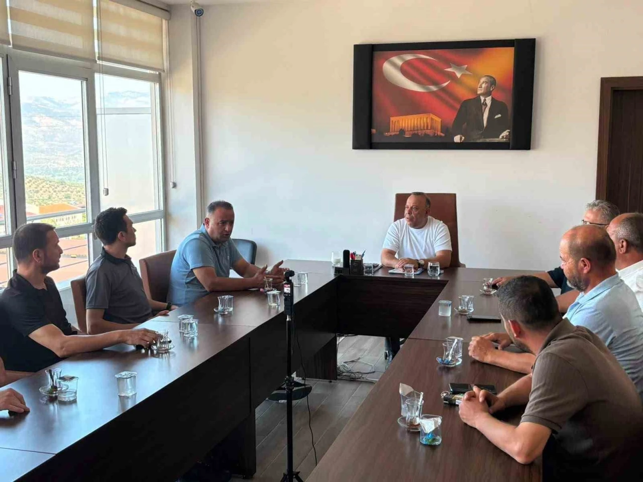 Başkan &Ouml;zel, merkez mahalle muhtarlarının taleplerini dinledi
