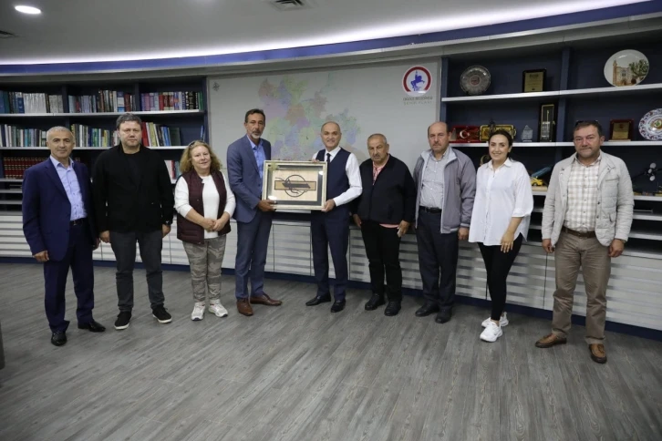 Başkan &Ouml;zl&uuml;&rsquo;ye Kufi Hat tablosu hediye ettiler
